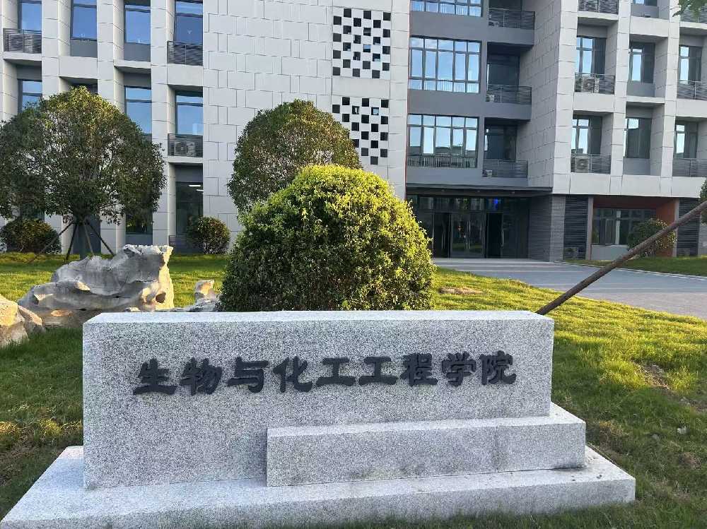 贵港市扬州职业大学体育场高杆灯项目